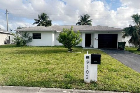 House in Tamarac, Florida 2 bedrooms, 151.34 sq.m. № 2258711