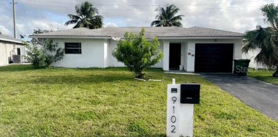 House in Tamarac, Florida 2 bedrooms, 151.34 sq.m. № 2258711