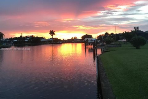 House in Fort Myers, Florida 3 bedrooms, 171.87 sq.m. № 2320272