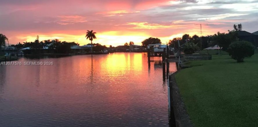 House in Fort Myers, Florida 3 bedrooms, 171.87 sq.m. № 2320272