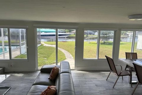 House in Fort Myers, Florida 3 bedrooms, 171.87 sq.m. № 2320272 - photo 3