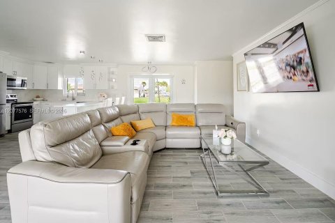 House in Fort Myers, Florida 3 bedrooms, 171.87 sq.m. № 2320272 - photo 11