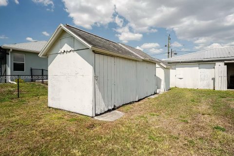 House in Fort Myers, Florida 3 bedrooms, 171.87 sq.m. № 2320272 - photo 2