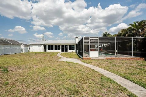 House in Fort Myers, Florida 3 bedrooms, 171.87 sq.m. № 2320272 - photo 21