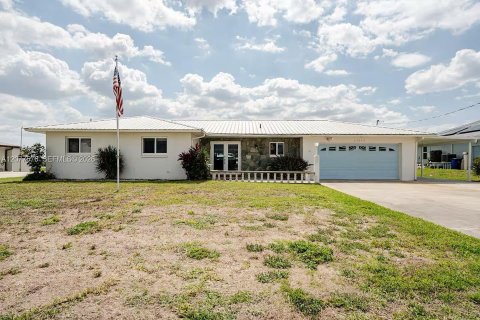 House in Fort Myers, Florida 3 bedrooms, 171.87 sq.m. № 2320272 - photo 12