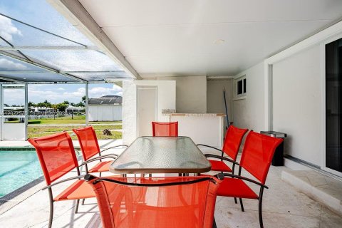 House in Fort Myers, Florida 3 bedrooms, 171.87 sq.m. № 2320272 - photo 9