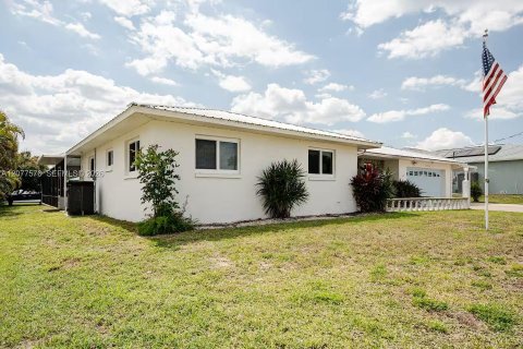 House in Fort Myers, Florida 3 bedrooms, 171.87 sq.m. № 2320272 - photo 17