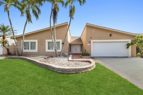 House in Miami, Florida 4 bedrooms, 196.21 sq.m. № 1991267 - photo 22