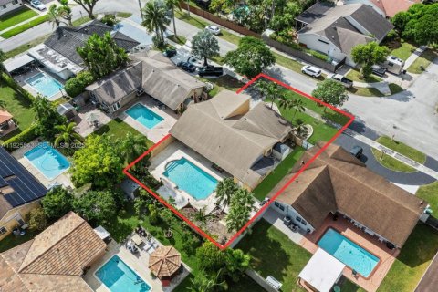 House in Miami, Florida 4 bedrooms, 196.21 sq.m. № 1991267 - photo 26