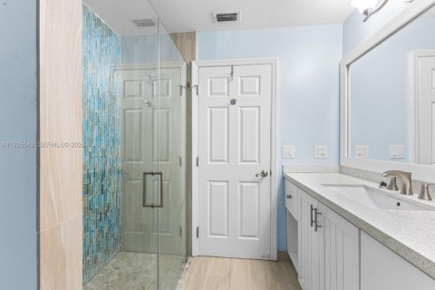 House in Miami, Florida 4 bedrooms, 196.21 sq.m. № 1991267 - photo 15