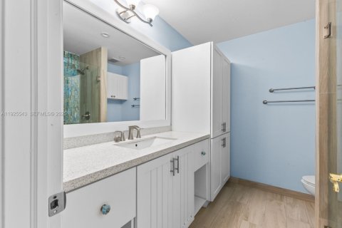 House in Miami, Florida 4 bedrooms, 196.21 sq.m. № 1991267 - photo 14