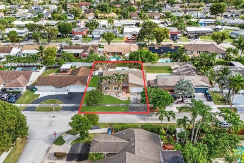 House in Miami, Florida 4 bedrooms, 196.21 sq.m. № 1991267 - photo 28