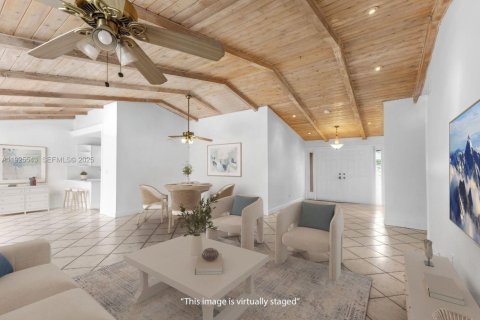 House in Miami, Florida 4 bedrooms, 196.21 sq.m. № 1991267 - photo 1