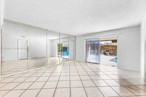 House in Miami, Florida 4 bedrooms, 196.21 sq.m. № 1991267 - photo 10