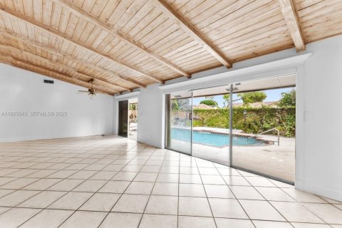 House in Miami, Florida 4 bedrooms, 196.21 sq.m. № 1991267 - photo 9