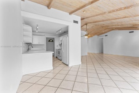 House in Miami, Florida 4 bedrooms, 196.21 sq.m. № 1991267 - photo 6