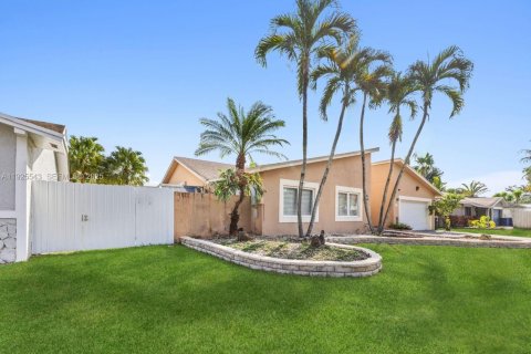 House in Miami, Florida 4 bedrooms, 196.21 sq.m. № 1991267 - photo 23