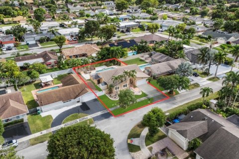 House in Miami, Florida 4 bedrooms, 196.21 sq.m. № 1991267 - photo 29