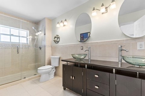 House in Miami, Florida 4 bedrooms, 196.21 sq.m. № 1991267 - photo 11