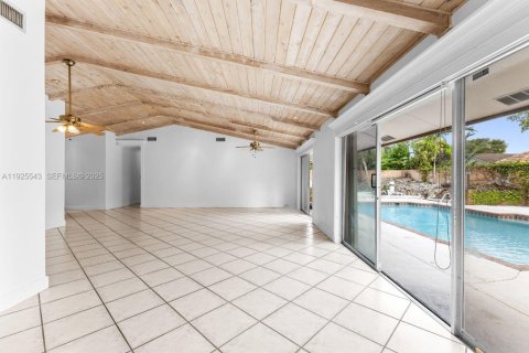 House in Miami, Florida 4 bedrooms, 196.21 sq.m. № 1991267 - photo 8