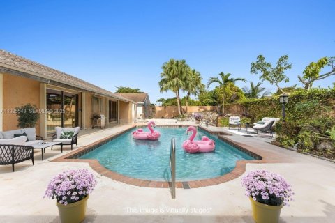 House in Miami, Florida 4 bedrooms, 196.21 sq.m. № 1991267 - photo 3