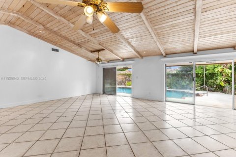 House in Miami, Florida 4 bedrooms, 196.21 sq.m. № 1991267 - photo 5