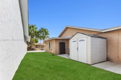 House in Miami, Florida 4 bedrooms, 196.21 sq.m. № 1991267 - photo 21