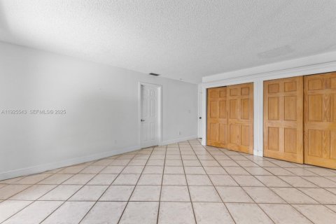 House in Miami, Florida 4 bedrooms, 196.21 sq.m. № 1991267 - photo 17