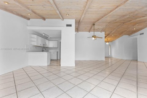 House in Miami, Florida 4 bedrooms, 196.21 sq.m. № 1991267 - photo 7