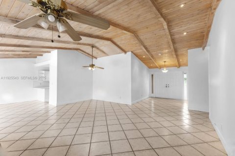 House in Miami, Florida 4 bedrooms, 196.21 sq.m. № 1991267 - photo 4