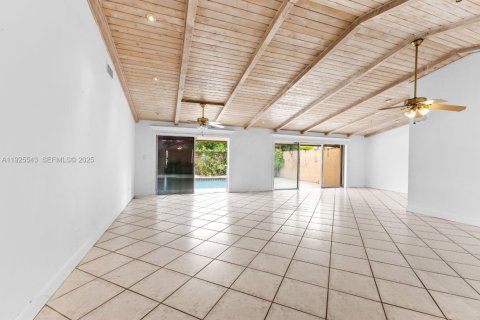 House in Miami, Florida 4 bedrooms, 196.21 sq.m. № 1991267 - photo 16