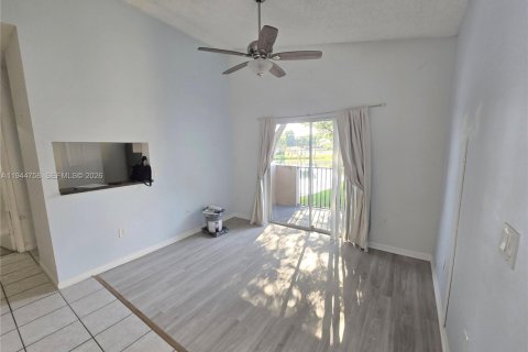 Condo in Pembroke Pines, Florida, 2 bedrooms  № 2004773 - photo 6