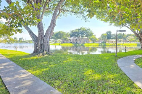 Condo in Pembroke Pines, Florida, 2 bedrooms  № 2004773