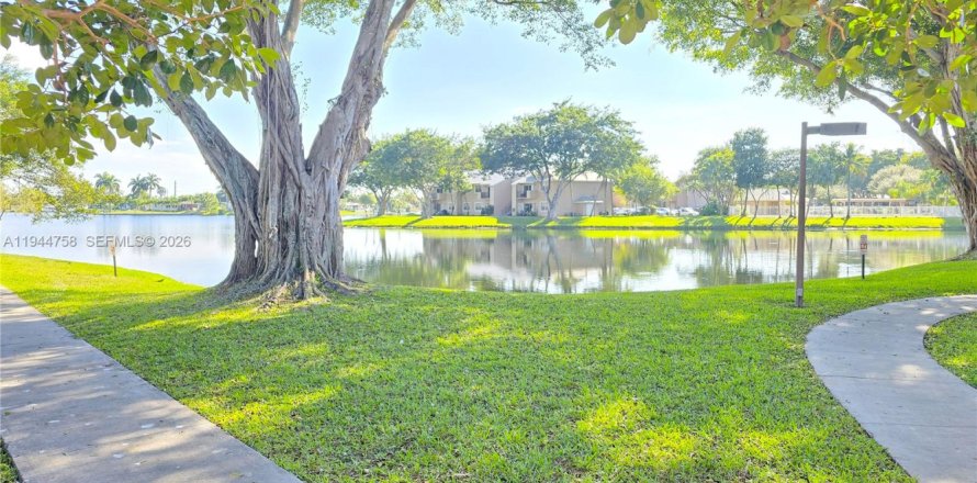 Condo in Pembroke Pines, Florida, 2 bedrooms  № 2004773