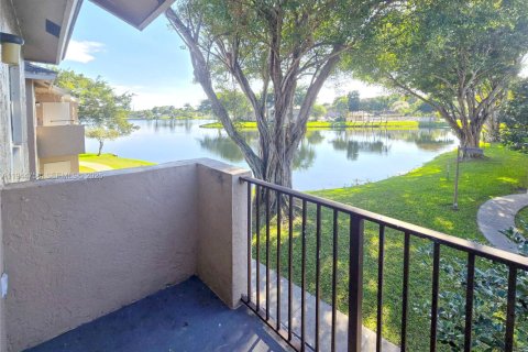 Condo in Pembroke Pines, Florida, 2 bedrooms  № 2004773 - photo 12