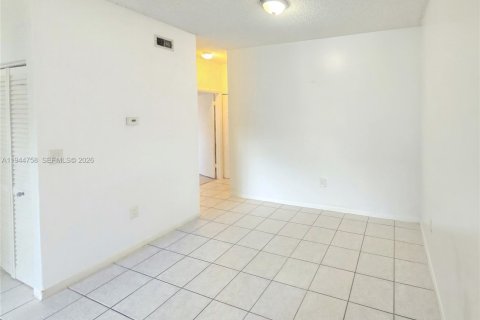 Condo in Pembroke Pines, Florida, 2 bedrooms  № 2004773 - photo 2