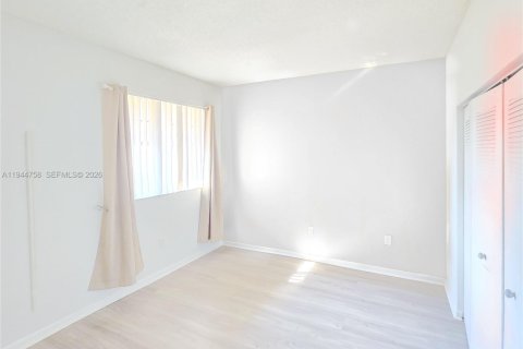 Condo in Pembroke Pines, Florida, 2 bedrooms  № 2004773 - photo 7