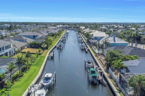 House in Apollo Beach, Florida 6 bedrooms, 490.9 sq.m. № 2126945 - photo 4