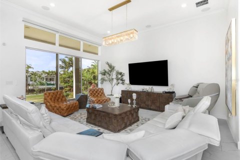 House in Apollo Beach, Florida 6 bedrooms, 490.9 sq.m. № 2126945 - photo 25