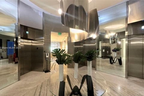 Condo in Bal Harbour, Florida, 1 bedroom  № 1705934 - photo 15