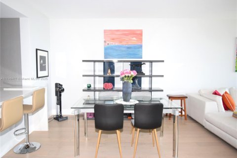 Condo in Bal Harbour, Florida, 1 bedroom  № 1705934 - photo 5