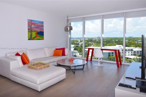 Condo in Bal Harbour, Florida, 1 bedroom  № 1705934 - photo 1