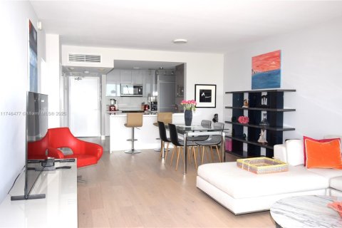 Condo in Bal Harbour, Florida, 1 bedroom  № 1705934 - photo 3