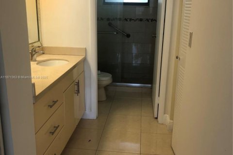 Condo in Miami Beach, Florida, 2 bedrooms  № 1920081 - photo 10