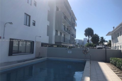 Condo in Miami Beach, Florida, 2 bedrooms  № 1920081 - photo 16