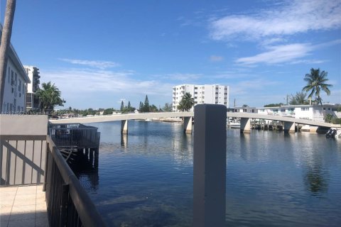 Condo in Miami Beach, Florida, 2 bedrooms  № 1920081 - photo 15