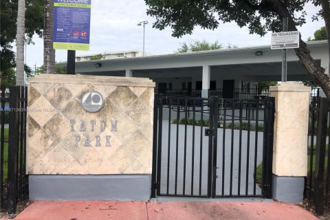 Condo in Miami Beach, Florida, 2 bedrooms  № 1920081 - photo 18