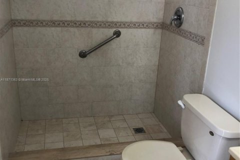 Condo in Miami Beach, Florida, 2 bedrooms  № 1920081 - photo 9