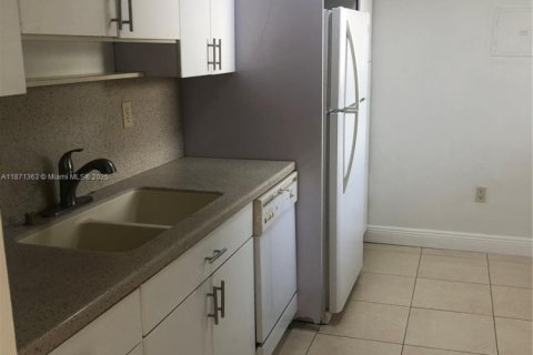 Condo in Miami Beach, Florida, 2 bedrooms  № 1920081 - photo 5