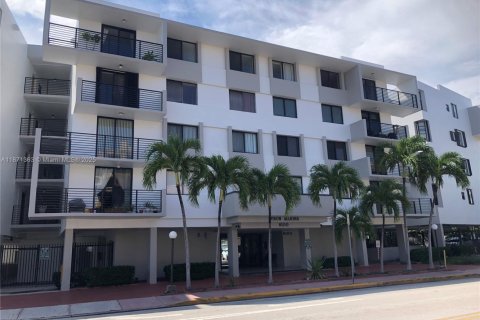 Condo in Miami Beach, Florida, 2 bedrooms  № 1920081 - photo 1